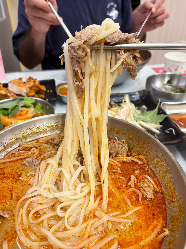 台南越南河粉推薦：鴻公公，濃郁系生牛肉/香茅雞酸辣河粉～椰香