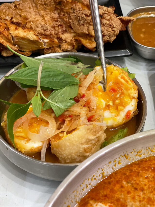 台南越南河粉推薦：鴻公公，濃郁系生牛肉/香茅雞酸辣河粉～椰香