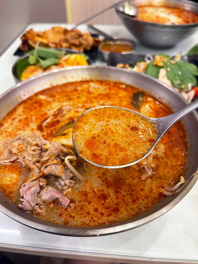 台南越南河粉推薦：鴻公公，濃郁系生牛肉/香茅雞酸辣河粉～椰香