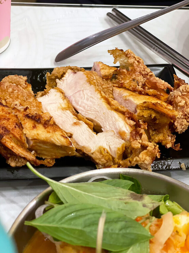 台南越南河粉推薦：鴻公公，濃郁系生牛肉/香茅雞酸辣河粉～椰香