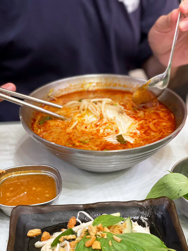 台南越南河粉推薦：鴻公公，濃郁系生牛肉/香茅雞酸辣河粉～椰香