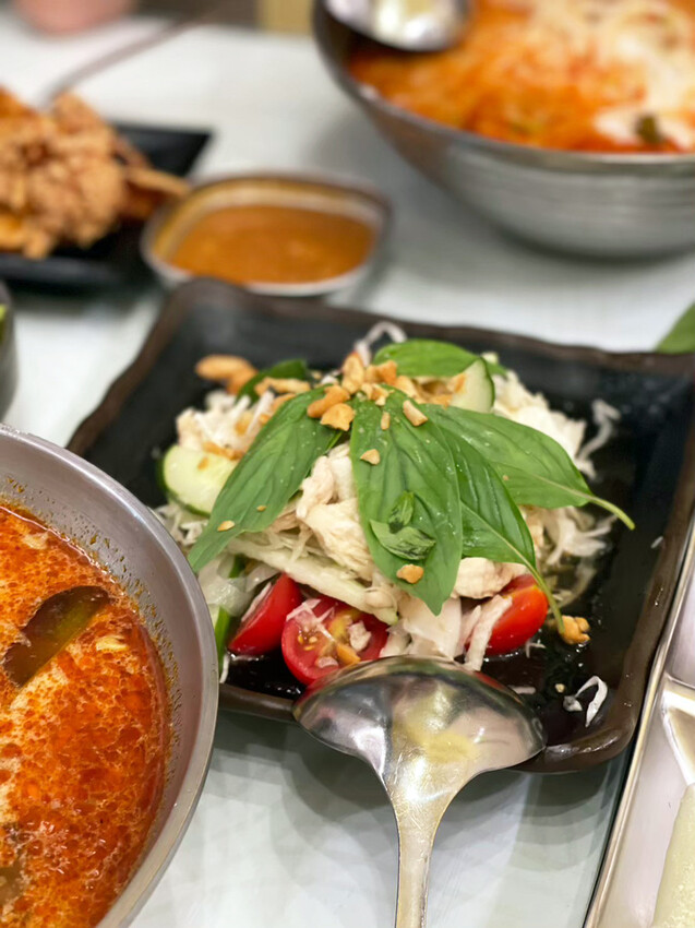 台南越南河粉推薦：鴻公公，濃郁系生牛肉/香茅雞酸辣河粉～椰香