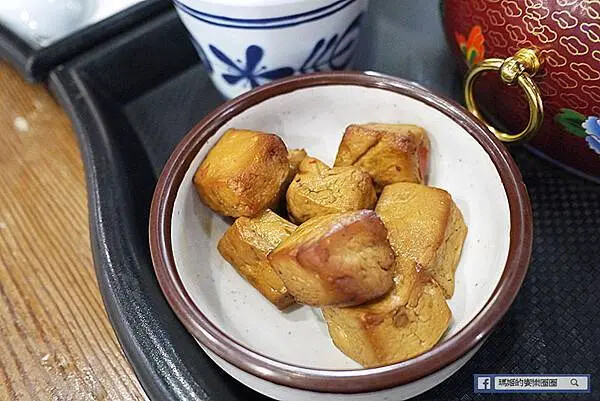 板橋火鍋推薦！占元府新台式潮鍋開幕，經典台式燒酒雞與滷味小菜超滿足。