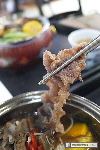 板橋火鍋推薦！占元府新台式潮鍋開幕，經典台式燒酒雞與滷味小菜超滿足。