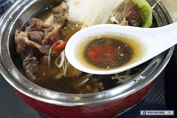 板橋火鍋推薦！占元府新台式潮鍋開幕，經典台式燒酒雞與滷味小菜超滿足。