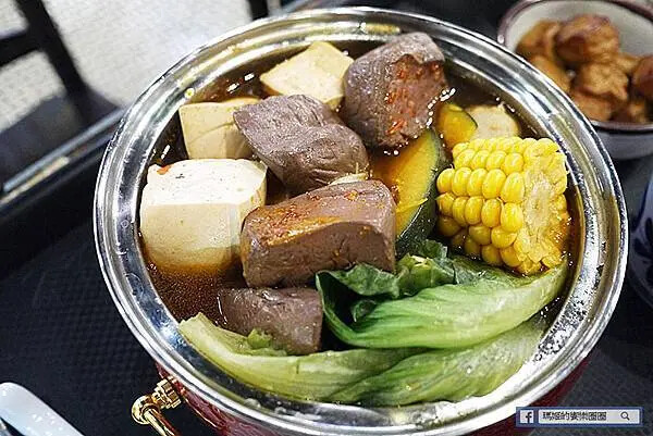 板橋火鍋推薦！占元府新台式潮鍋開幕，經典台式燒酒雞與滷味小菜超滿足。