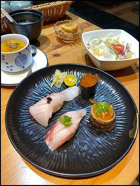 台中南區日式料理推薦！洵首海鮮丼超澎湃，起司壽司寶貝激推。