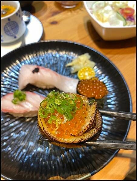台中南區日式料理推薦！洵首海鮮丼超澎湃，起司壽司寶貝激推。