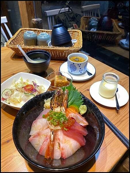 台中南區日式料理推薦！洵首海鮮丼超澎湃，起司壽司寶貝激推。