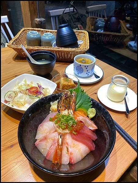 台中南區日式料理推薦！洵首海鮮丼超澎湃，起司壽司寶貝激推。