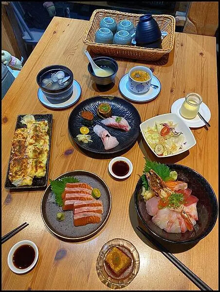 台中南區日式料理推薦！洵首海鮮丼超澎湃，起司壽司寶貝激推。