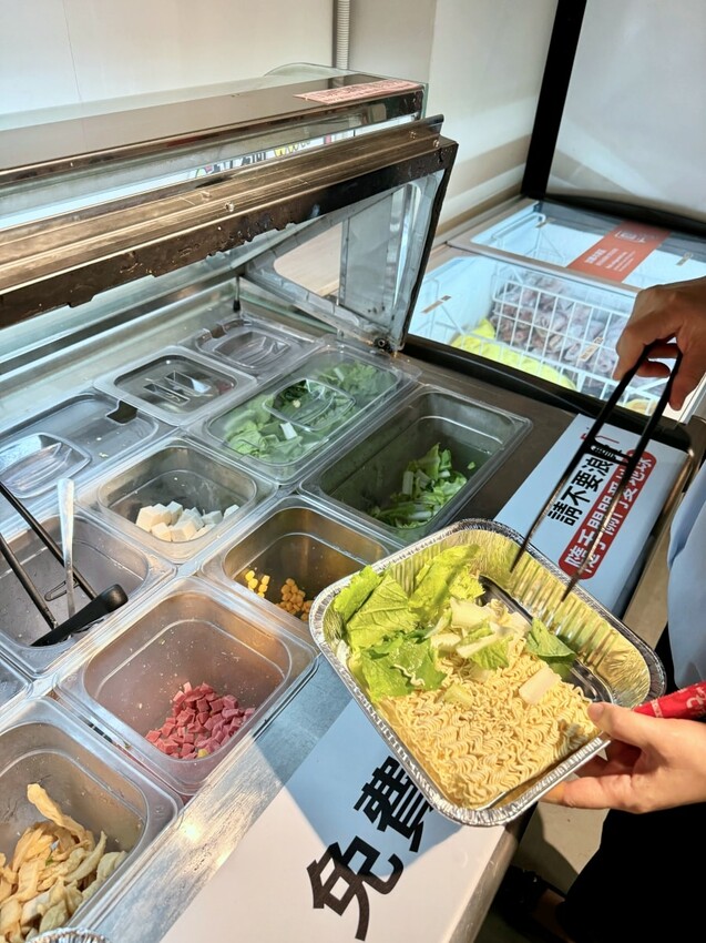 士林夜市24小時 ajussi 阿啾西拉麵圖書館-士林旗艦店 結合拾年茶事與自助泡麵的創新概念 I人也能吃的深夜食堂 – 藍色棉花糖咬蕃茄