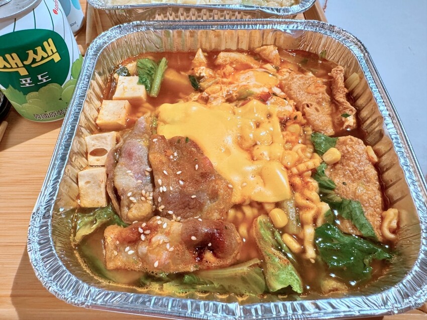 士林夜市24小時 ajussi 阿啾西拉麵圖書館-士林旗艦店 結合拾年茶事與自助泡麵的創新概念 I人也能吃的深夜食堂 – 藍色棉花糖咬蕃茄