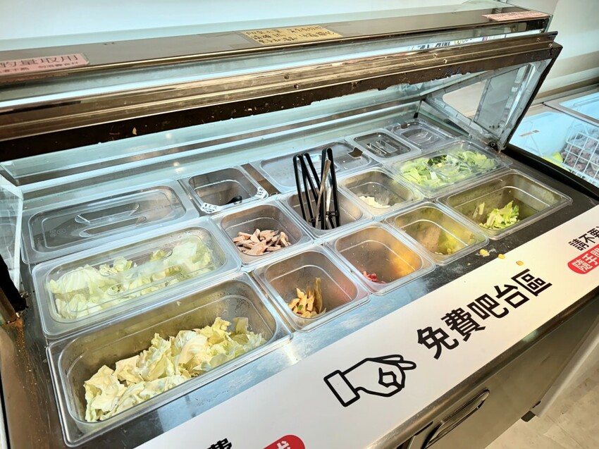 士林夜市24小時 ajussi 阿啾西拉麵圖書館-士林旗艦店 結合拾年茶事與自助泡麵的創新概念 I人也能吃的深夜食堂 – 藍色棉花糖咬蕃茄