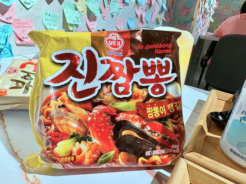 士林夜市24小時 ajussi 阿啾西拉麵圖書館-士林旗艦店 結合拾年茶事與自助泡麵的創新概念 I人也能吃的深夜食堂 – 藍色棉花糖咬蕃茄