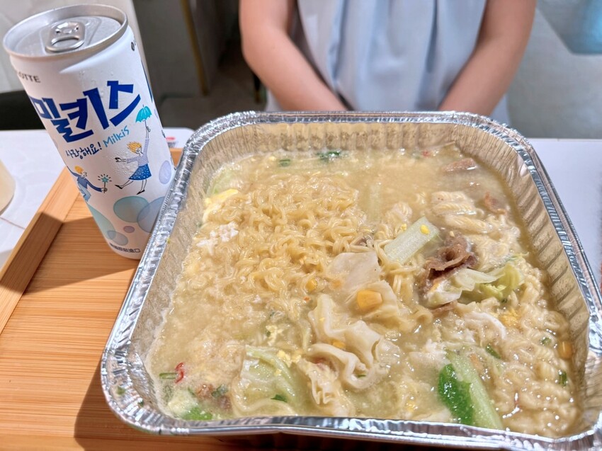 士林夜市24小時 ajussi 阿啾西拉麵圖書館-士林旗艦店 結合拾年茶事與自助泡麵的創新概念 I人也能吃的深夜食堂 – 藍色棉花糖咬蕃茄