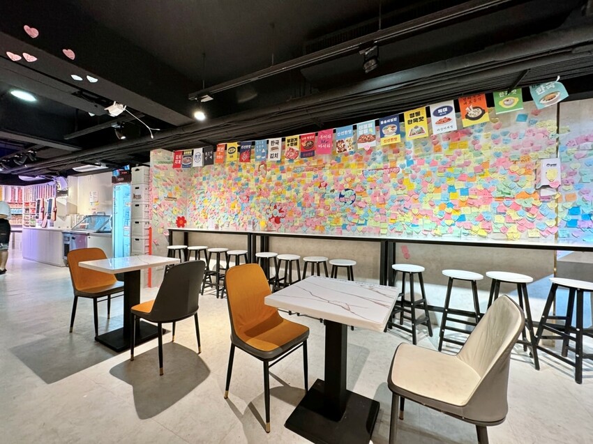 士林夜市24小時 ajussi 阿啾西拉麵圖書館-士林旗艦店 結合拾年茶事與自助泡麵的創新概念 I人也能吃的深夜食堂 – 藍色棉花糖咬蕃茄