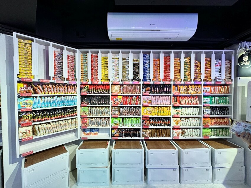 士林夜市24小時 ajussi 阿啾西拉麵圖書館-士林旗艦店 結合拾年茶事與自助泡麵的創新概念 I人也能吃的深夜食堂 – 藍色棉花糖咬蕃茄