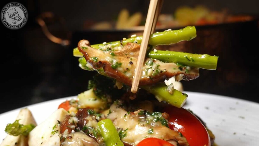 台北市中山區【 條通餐酒館 】隱藏於條通商圈高品質餐酒館，低調奢華的裝潢、美味的無國界創意料理、種類眾多的美酒在這