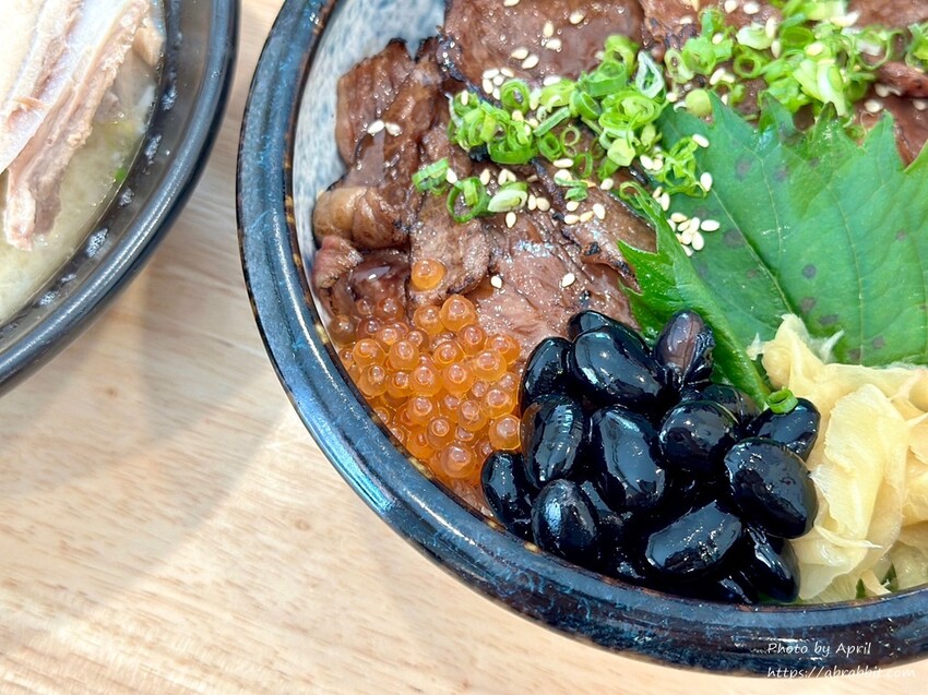 超大碗味增湯免費續！禾山日本料理的綜合生魚片鮮甜又超值。