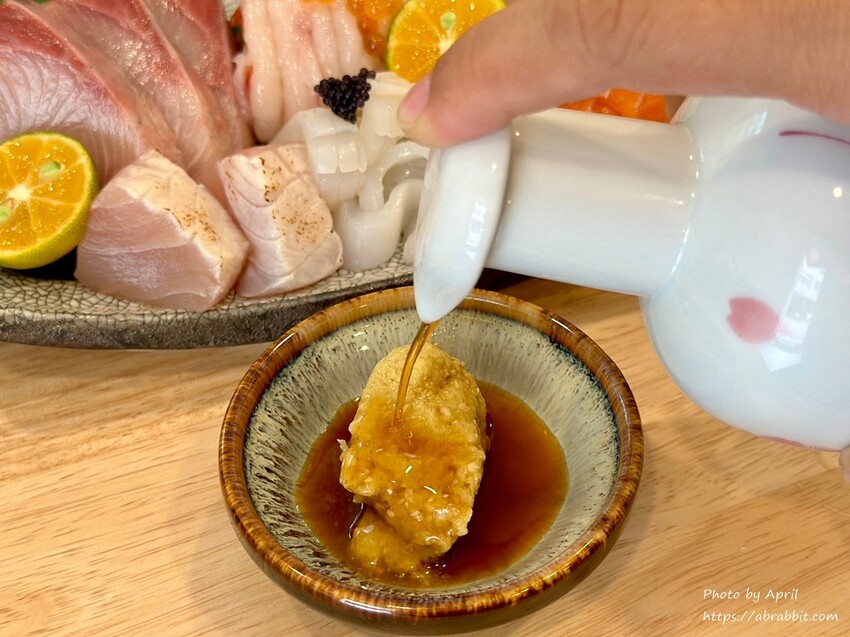 超大碗味增湯免費續！禾山日本料理的綜合生魚片鮮甜又超值。