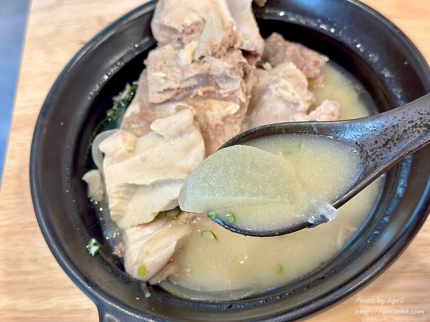 超大碗味增湯免費續！禾山日本料理的綜合生魚片鮮甜又超值。