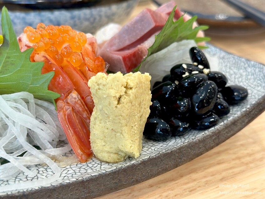 超大碗味增湯免費續！禾山日本料理的綜合生魚片鮮甜又超值。
