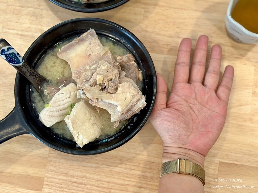 超大碗味增湯免費續！禾山日本料理的綜合生魚片鮮甜又超值。