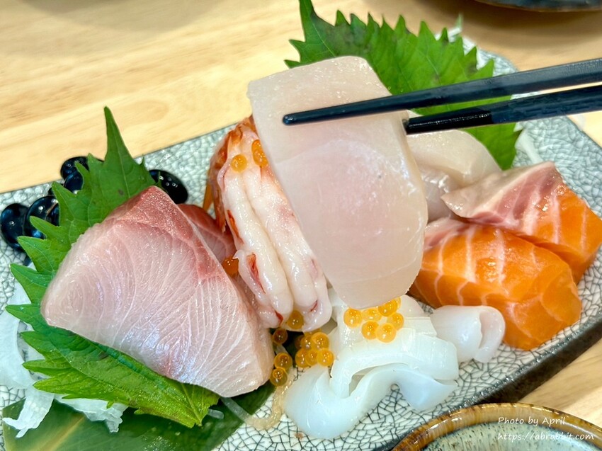 超大碗味增湯免費續！禾山日本料理的綜合生魚片鮮甜又超值。