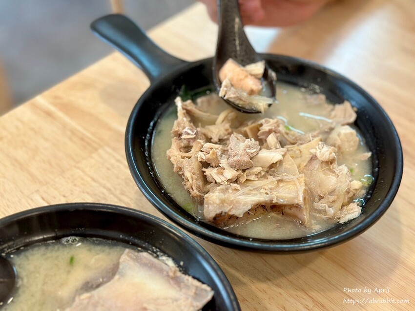 超大碗味增湯免費續！禾山日本料理的綜合生魚片鮮甜又超值。