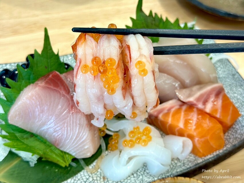 超大碗味增湯免費續！禾山日本料理的綜合生魚片鮮甜又超值。