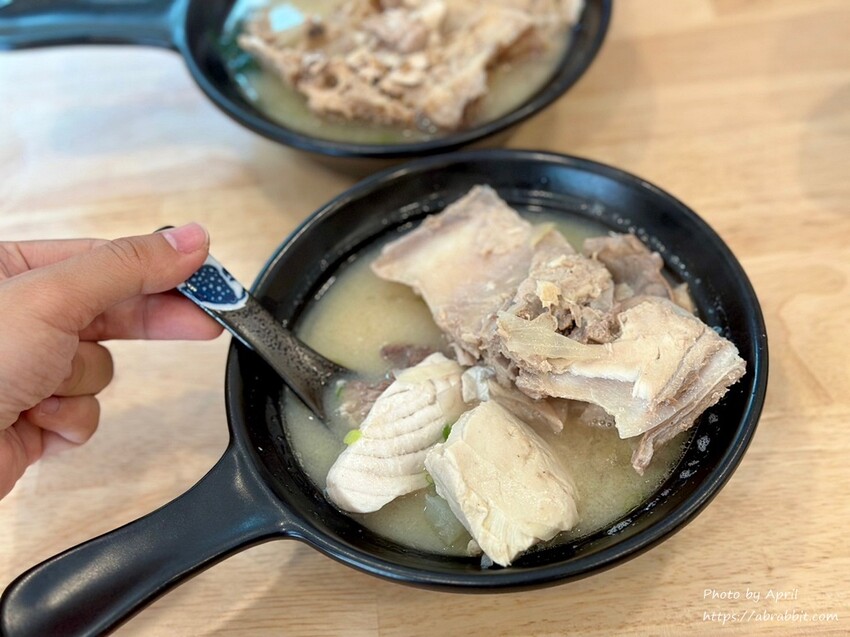 超大碗味增湯免費續！禾山日本料理的綜合生魚片鮮甜又超值。