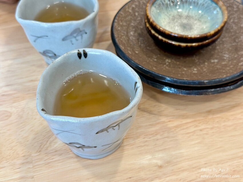 超大碗味增湯免費續！禾山日本料理的綜合生魚片鮮甜又超值。