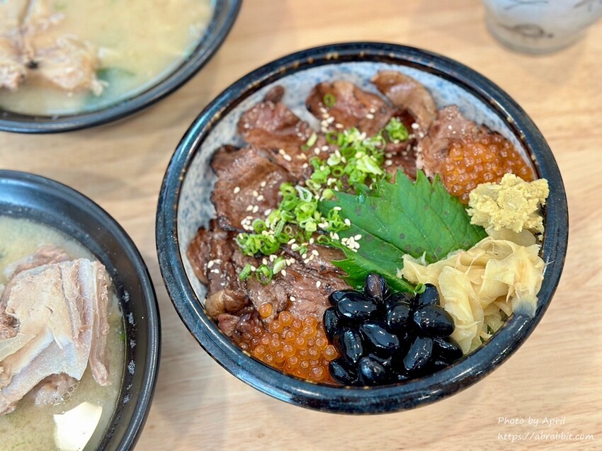 超大碗味增湯免費續！禾山日本料理的綜合生魚片鮮甜又超值。