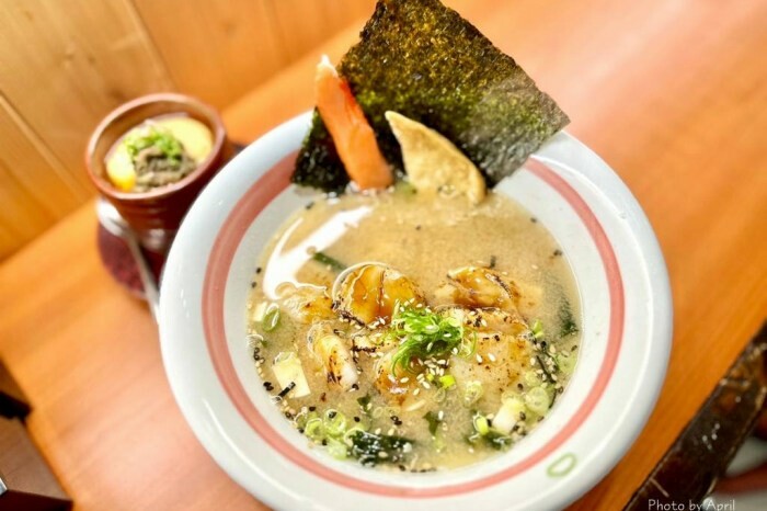 超大碗味增湯免費續！禾山日本料理的綜合生魚片鮮甜又超值。