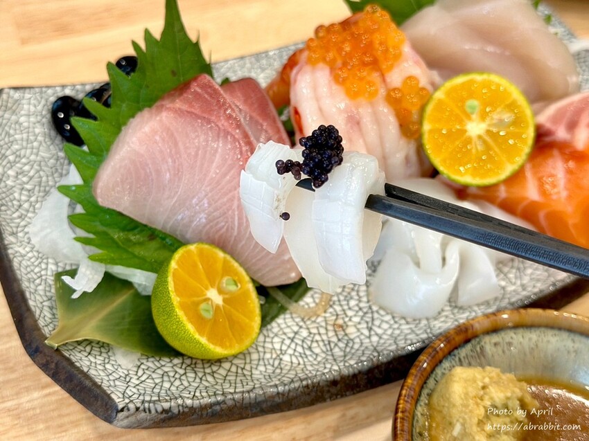 超大碗味增湯免費續！禾山日本料理的綜合生魚片鮮甜又超值。