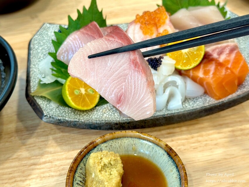 超大碗味增湯免費續！禾山日本料理的綜合生魚片鮮甜又超值。