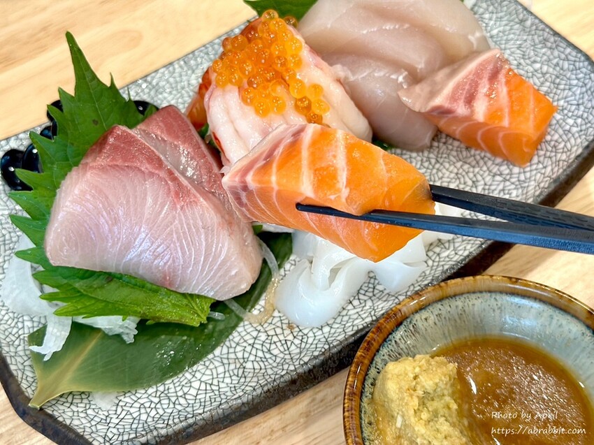 超大碗味增湯免費續！禾山日本料理的綜合生魚片鮮甜又超值。