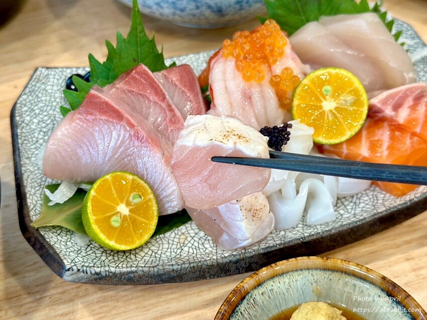 超大碗味增湯免費續！禾山日本料理的綜合生魚片鮮甜又超值。