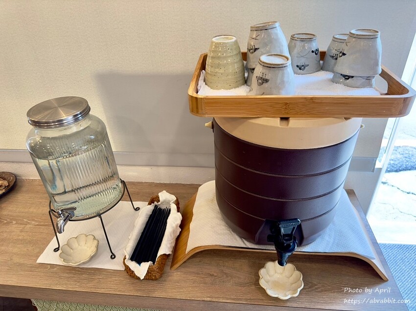 超大碗味增湯免費續！禾山日本料理的綜合生魚片鮮甜又超值。