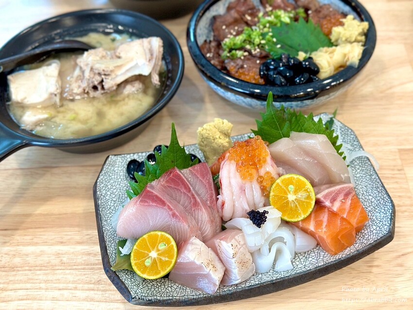 超大碗味增湯免費續！禾山日本料理的綜合生魚片鮮甜又超值。