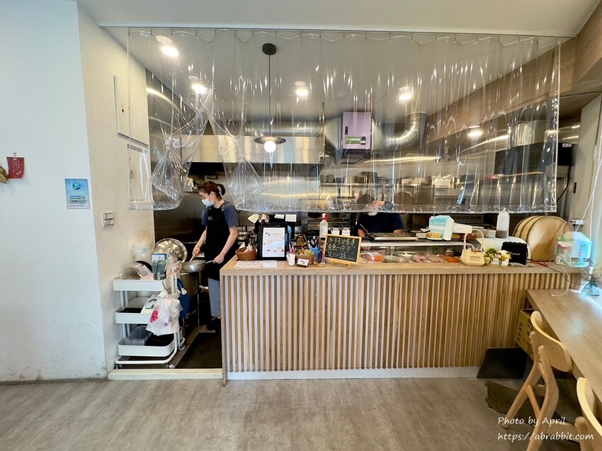 超大碗味增湯免費續！禾山日本料理的綜合生魚片鮮甜又超值。