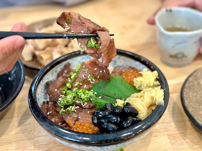 超大碗味增湯免費續！禾山日本料理的綜合生魚片鮮甜又超值。