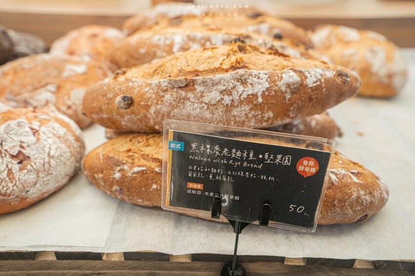 板橋江子翠捷運站麵包控瘋搶「麵包同話」TOP5人氣麵包一吃上癮。