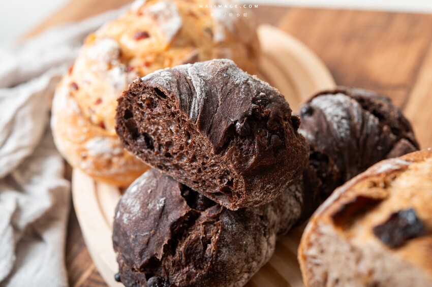 板橋江子翠捷運站麵包控瘋搶「麵包同話」TOP5人氣麵包一吃上癮。