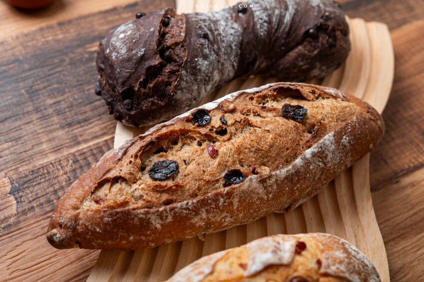 板橋江子翠捷運站麵包控瘋搶「麵包同話」TOP5人氣麵包一吃上癮。