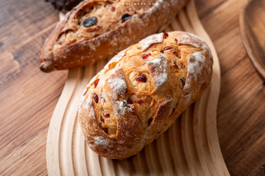 板橋江子翠捷運站麵包控瘋搶「麵包同話」TOP5人氣麵包一吃上癮。