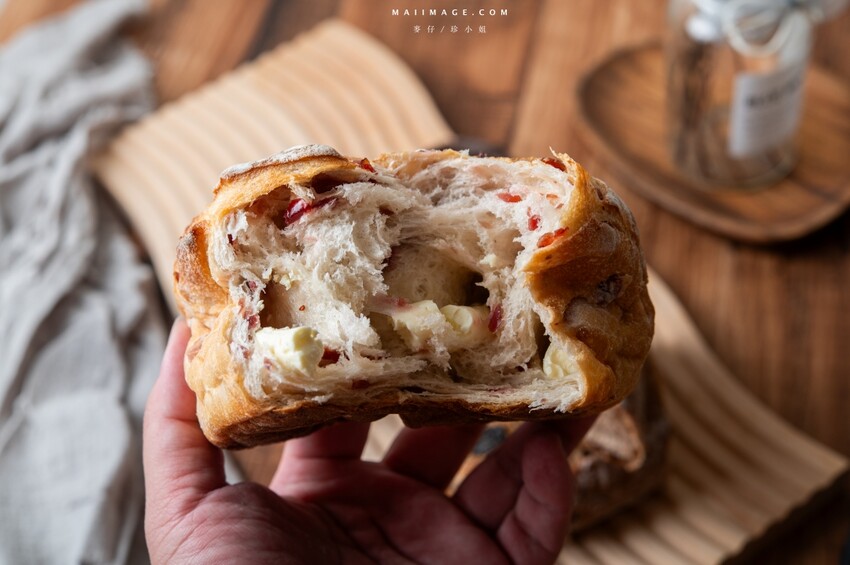 板橋江子翠捷運站麵包控瘋搶「麵包同話」TOP5人氣麵包一吃上癮。