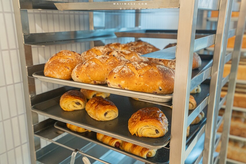 板橋江子翠捷運站麵包控瘋搶「麵包同話」TOP5人氣麵包一吃上癮。