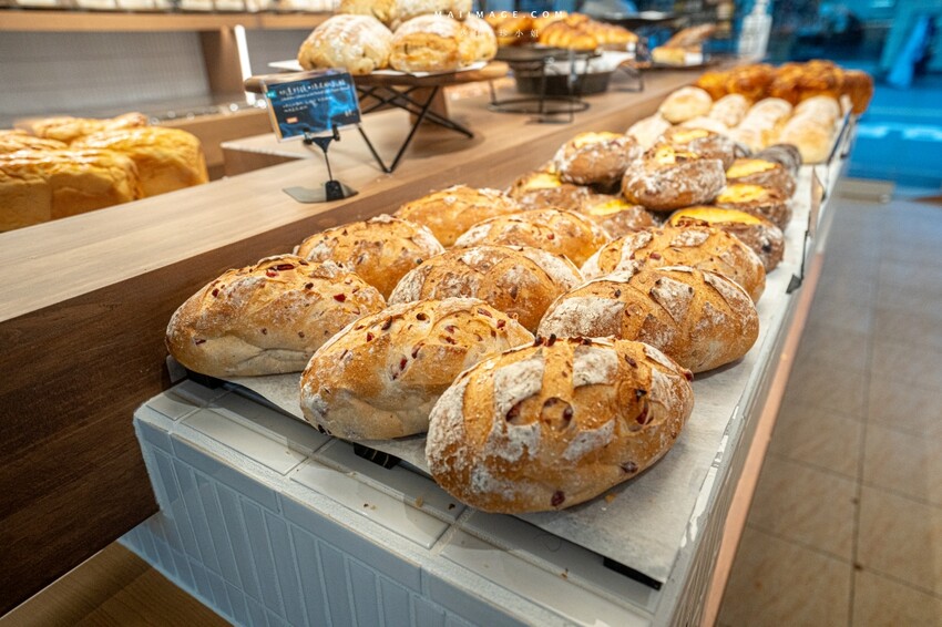 板橋江子翠捷運站麵包控瘋搶「麵包同話」TOP5人氣麵包一吃上癮。